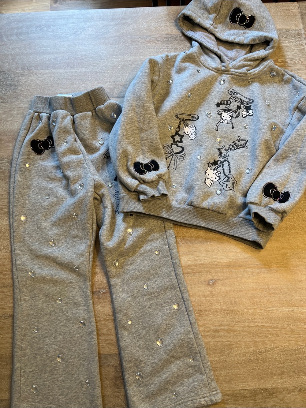 Lola and the boys x Hello Kitty sweatsuit size 6 VGUC